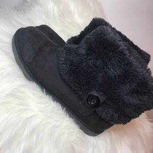 Short black winter boots